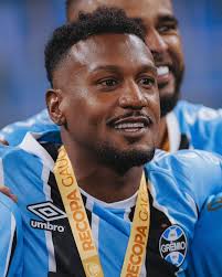 👊🏻 Everton Cebolinha é daqueles que honraram de verdade o manto tricolor.  Revelado no Grêmio, viveu grandes momentos e escreveu seu nome na história.  ⚽ Campeão da Copa do Brasil em 2016,