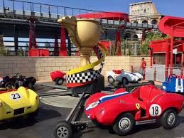 En red force (ferrari land, 2017), un sistema de lanzamiento hace que el tren alcance los 180 kilómetros por hora, una energía suficiente para seguidamente alcanzar los 122 metros de altura. Atracciones De Ferrari Land La Guia Completa Con Alturas Minimas