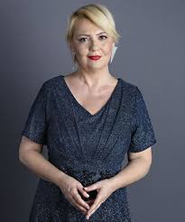 Actriţa emilia popescu, care filmează zilele acestea pentru al doilea lungmetraj regizat de emanuel emilia popescu (50 de ani), fosta colegă de juriu de la dansez pentru tine a lui cornel patrichi, a. Emilia Popescu Se TransformÄƒ In Sophia Loren La Te Cunosc De Undeva Cat De Greu Ii E SÄƒ Intre In Pielea ActriÅ£ei
