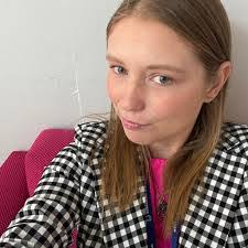 Elinor Grace's Instagram, Twitter & Facebook