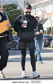 Ashton kutcher mila kunis soll die töchter der ex treffen 05.08.2012. Mila Kunis Unterwegs In Beverly Hills Los Angeles Kalifornien 24 01 12 Ungeschminkt Stockfotografie Alamy