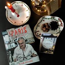 Paris Food Scene Has So Much To Offer I Even Found One Enticing Pop Up Chocolate Shop At A Train Station Platf Chocolate Wrapping Chocolate Shop Alain Ducasse