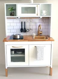 La decisión de poner una cocina abierta daría para otro post, que seguramente escriba pronto pero, de entrada, os diré que borja y yo nunca fuimos partidarios de juntar cocina y salón en un único espacio. Pin De Nubulet Glass En 16 Home Play Room Cocina Ikea Cocinas De Juguete Cocina De Juguete Ikea