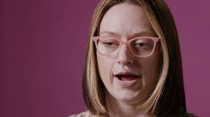 Julie Kays's Instagram, Twitter & Facebook