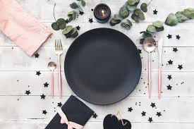 Gecenizin güzelliğine ve temasına uygun bir masa hazırlamanız konuklarınızın da çok hoşuna gidecektir. Yemek Masasi Nasil Hazirlanir Yemek Masasi Hazirlama Blog11