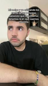 Tres Amigos Que Hablan Sobre Los Carros De Ajenncia