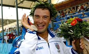 Antonio rossi, l'ex campione olimpico di canoa, domenica scorsa è stato colpito da un infarto mentre era in veneto, dove stava correndo una mezza maratona. Vgxfx6d5l3khqm