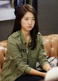 Born on february 18, 1990, she was discovered after she appeared in singer lee seung hwan's music video for flower, after which she received formal training in singing, dancing and acting. Park Shin Hye As Cha Eun Sang Kdrama Heirs The Inheritors Aktris Wanita Rambut