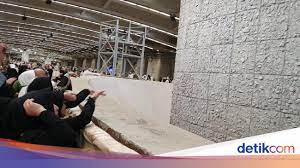 Maybe you would like to learn more about one of these? Melawan Iblis Dengan Lontaran Batu Kerikil