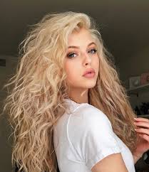 P I N T E R E S T P E L I N C A L I S K A N Grayhair Grayhaircolor Grayhairtrend Grayhairstyles Curly Hair Styles Long Curly Hair Hair Styles