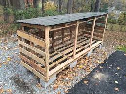 easy as can be wood storage w pallets will hold almost two chords of wood almost chords easy hold pall brennholz lagerung hintergarten holz im garten