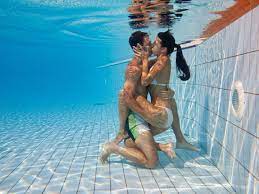 Haciendo el amor en piscina