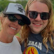 Hank's Grille & Catering added...