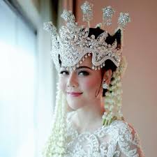 10 Potret Ratu Rizky Nabila Istri Bintang Persija Alfath Fathier