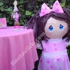 Una decoracion a todo color para una gran celebracion con un fondo azul y la palabra roblox que hace resaltar el pastel en el centro. Precious Moments Pinata De Nina Todo Para La Fiesta