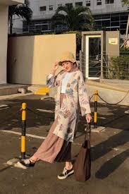 Pastinya jumpsuit menjadi outfit yang effortless banget saat digunakan. 9 Style Hijab Remaja Kekinian Simple Ala Seviq Febinita