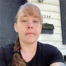 Robin Pinney's Instagram, Twitter & Facebook