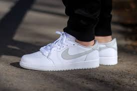 Nike Air Jordan 1 Low White Pink And Black Trainers Air Jordan 1 Retro Low Og Neutral Grey Detailed Pictures Eu Kicks Sneaker Magazine Tenis Looks Acessorios