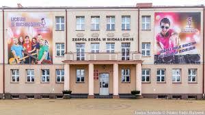 Nie zawsze dzięki etycznym metodom, ale o tym za chwilę. Szkolny Teledysk Disco Polo Nagrywano W Michalowie Bez Zachowania Obostrzen