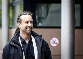 Willem krijgt te horen dat hij nog maar een half jaar te leven heeft, en verliest daarbovenop ook nog zijn vrouw. 8pgkdmw1015ghm