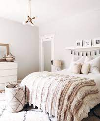How To Make A Warm Cozy Room With White Walls 10 Things You Need The Life At Home Simple Bedroom Home Decor Bedroom Eclectic Home