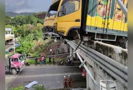 Oleh kerana itu pihak yang berkenaan seharusnya mengambil tindakan untuk mengatasi masalah ini. Kelindan Lori Maut Tercampak Selepas Kemalangan Astro Awani