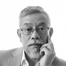 Parker Posey was born in Baltimore, Maryland, to Lynda (née Patton), a  chef, and Chris Posey, owner of a car dealership. She has a twin brother,  Christopher. Posey's first name was given