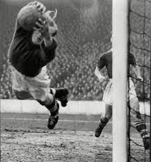 Trautmann is best remembered for playing the final 17 minutes of city's cup final win against birmingham city with a broken neck. Bert Trautmann S Jaw Dropping Story From Hitler Youth To Heroic Goalkeeper Who Won The Fa Cup With A Broken Neck