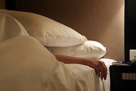 انا نائمه منذ مده طويله جسدي يسكن الفراش عقلي ثقيل قلبي ضيق واشعر ان الاشياء حولي اصبحت ضئيله الحجم لايمكنها تحمل ات Bed Pillows Bed Sheets