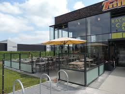 Eine Backerei Terrasse Mit Windschutz Aus Glas Und Aluminium Fur Die Optimale Nutzung Wahrend Der Terrassensaison Windschutz Wind Terrasse
