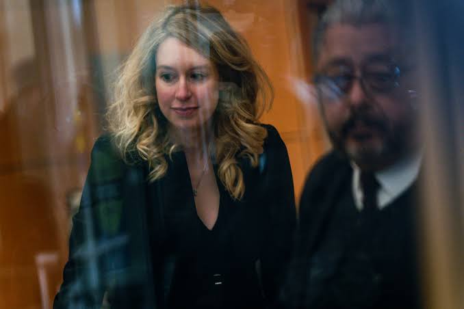 Elizabeth Holmes: Defraudadora de Theranos Grabó Documental en Secreto y Ya  Hay Fecha de Estreno