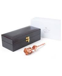 Real roses dipped in 24k gold and vibrantly colored lacquer provide the perfect centerpiece for any setting. How Gold Dipped Roses Are Made Are They Real Roses Quora