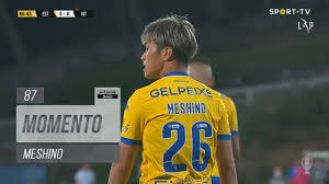 Após o cruzamento de raphinha, o golo jorge sousa exibe o amarelo, mas o vitória sc pedia o vermelho para o jogador do estoril praia. Evfixeguzig1km
