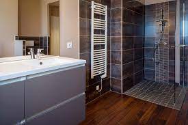 Un sol stratifié possède une multitude de choix de décors qui correspondra à l'ambiance de votre salle de bain. Mettre Du Stratifie Dans La Salle De Bains Technique De Pose