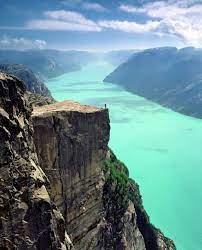 Es ist ein 604 meter. Preikestolen Is A Steep Cliff Which Rises 604 Metres 1 982 Ft Above The Lysefjorden Fjord A Long Narrow Inlet With Manzara Seyahat Tutkusu Macerali Seyahat