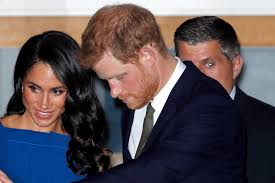 Meghan markle lanzará un libro para niños titulado the bench (el banco) inspirado en el vínculo de su esposo, el príncipe harry, con su hijo archie, anunció el martes la fundación de la pareja. Prince Harry Reportedly Getting Hair Thickening Treatment To Slow Baldness