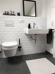 Badezimmer Schwarz Weiss Mit Metrofliesen In 2020 Badezimmer Schwarz Badezimmer Badezimmer Design