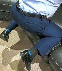 少しメタボな警察官の大きなお尻 このアングルでも充分エロい スーツ 男性 警察官 スーツ メンズ