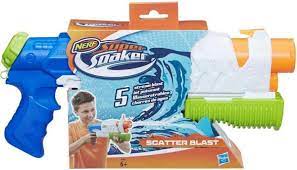 Translucent water appears to stream out of the barrel of the air pressure water blaster. Hasbro A5832eu4 Nerf Super Soaker Scatter Blast Wasserpistole Kaufen Spielwaren Thalia