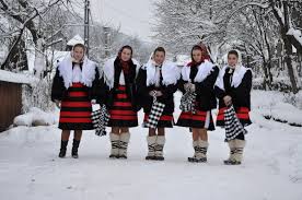Traditiile de craciun, devenite un important aspect al turismului din romania dau savoare sarbatorilor de iarna. Maramuresence Sarbatori Iarna Barsana Maramures Romania