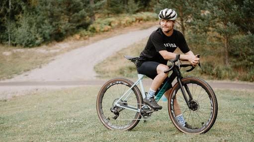 Bottas is an avid gravel cyclist, do AI tạo