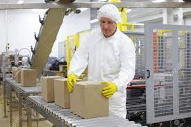 Operario/a de producción lugo lugo galicia desde fundacin nortempo seleccionamos a persona para puesto de trabajo de operario de produccin requisitos. Operario En Uniforme Blanco Gorro Y Guantes De Color Amarillo En La Linea De Produccion Se Trata De Cajas Fotos Retratos Imagenes Y Fotografia De Archivo Libres De Derecho Image 35709835