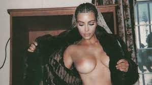 Kim Kardashian regt mit pikantem Pelz-Foto auf | kurier.at