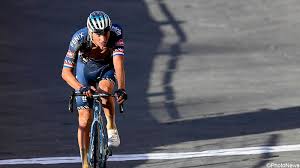Maar nu zet ik mijn geld toch in op mathieu van der poel. Mathieu Van Der Poel Rijdt 10 Minuten Na Wout Van Aert Over De Finish In Siena Instagram Lekke Band