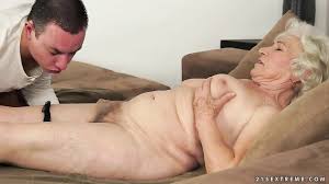 El nieto un golfo y la abuela una zorra