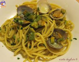 Passato il tempo necessario, scolatele e ripassatele di nuovo sempre con dell'acqua fredda. Spaghetti Alle Vongole Zucchine E Zafferano