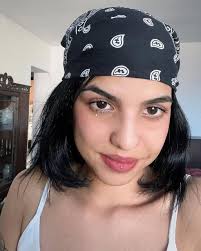 No me idealices tanto que me la complicas… 🧶🤙🏼 . . . . . . . #pose  #model #flowviolento #loveyourself #cool #blackandwhite #mirrors #autophoto  #pirates #cuba #habana #cubanmodel