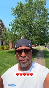 What’s up FB! Listen, it takes less effort than you think to be in a happy  marriage. Every relationship is different so write your own love story!  Have a good evening y’all‼️😊💪🏾💪🏾