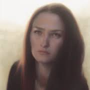 Retrato generativo de IA de un adorable personaje de dibujos animados de  fantasía de mujer en un fondo de pintura vibrante rodeada de pájaros