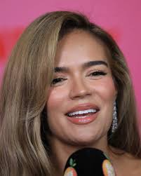 Así luce Karol G en la premier de su documental “Mañana fue muy bonito” que  será presentado en Netflix próximamente. El evento se lleva a cabo en su  ciudad natal, Medellín. “Este